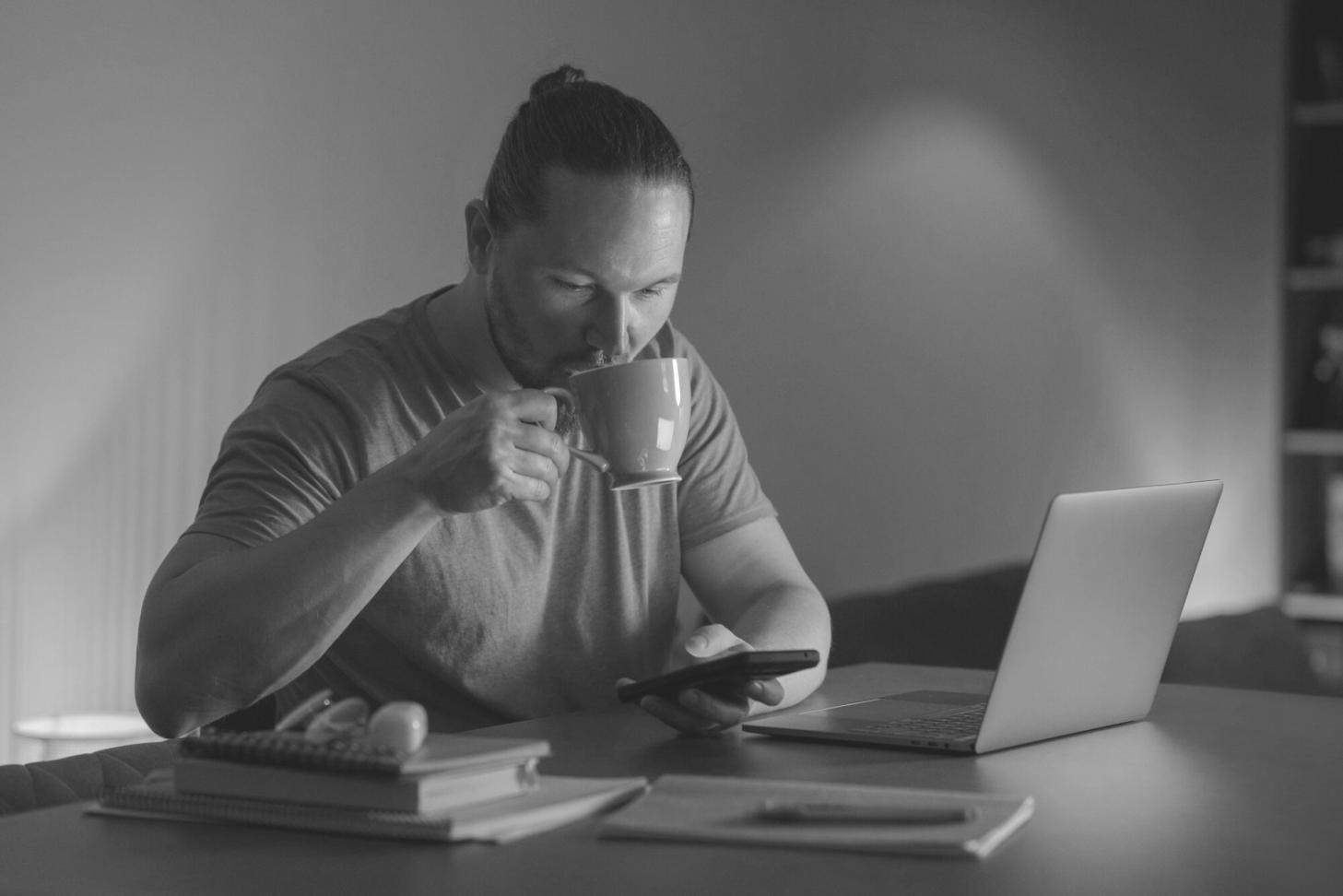 Modernes Büro mit Finanzplanungs-Tools und Analysediagrammen